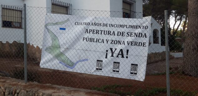 Imagen: Los vecinos de la Calle l'illa de Xàbia protestan por el bloqueo de un acceso a la Cala Sardinera y Francés