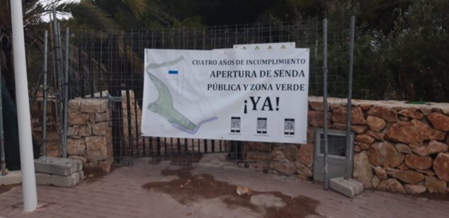 Imagen: Pancarta colgada por los vecinos solicitando la apertura de la senda