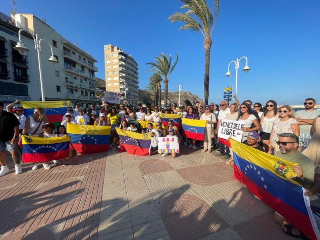 Imagen: Protesta de la Comunidad venezolana en Xàbia por el fraude electoral de Venezuela