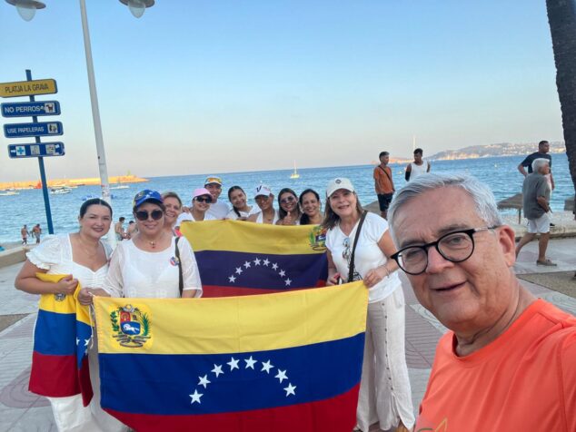 Imagen: Manifestantes en la concentración de Xàbia por Venezuela