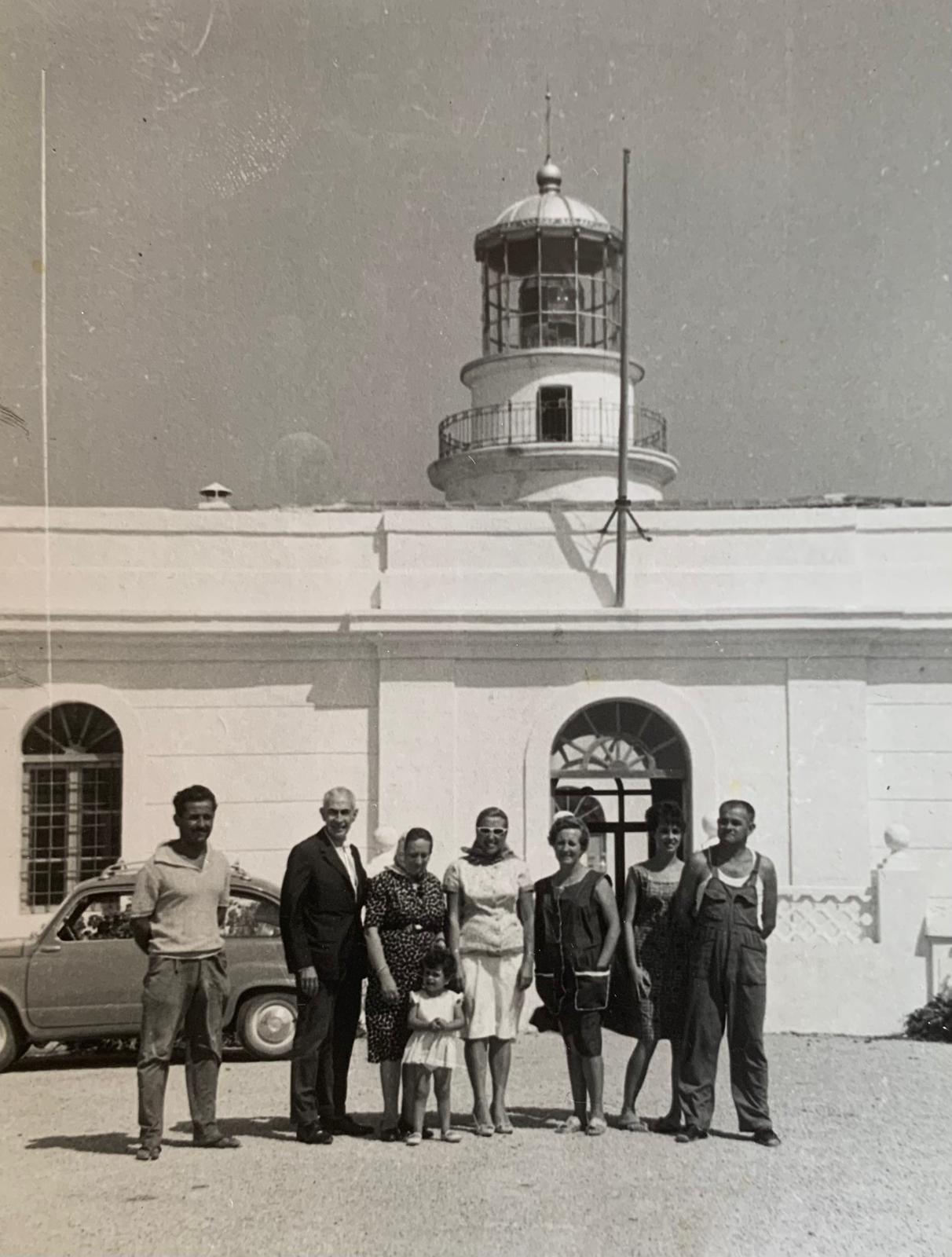 Arturo Salvatierra junto a amigos o familiares en el faro del Cabo de San Antonio