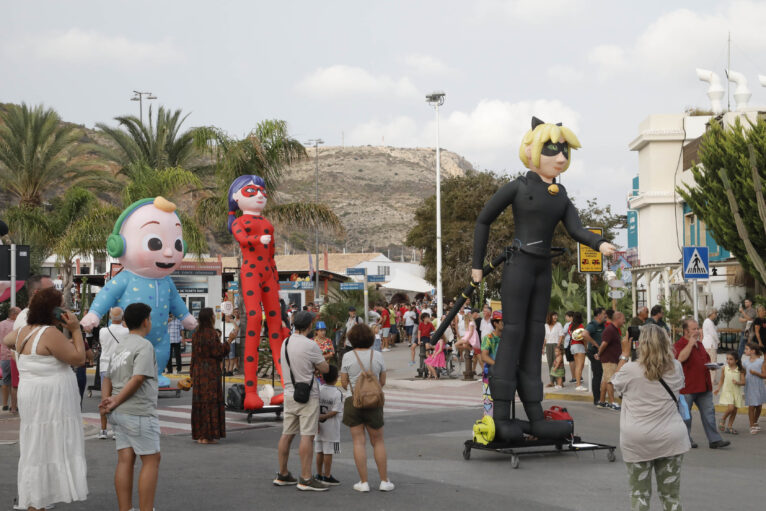 Ladybug y Catnoir abren el desfile de carrozas Fiestas de Loreto 2024