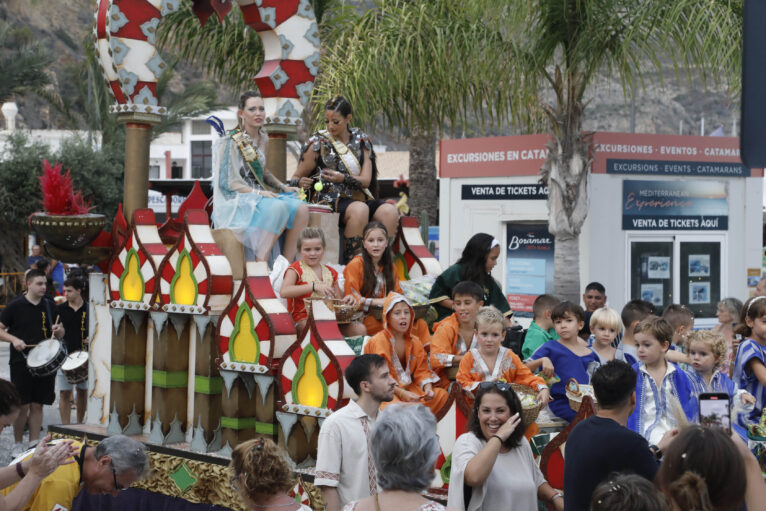 Moros i Cristians en las carrozas Fiestas de Loreto 2024