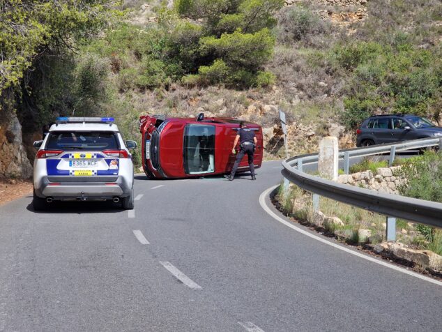 Imagen: Coche volcado en la Carretera de las Planas en Xàbia