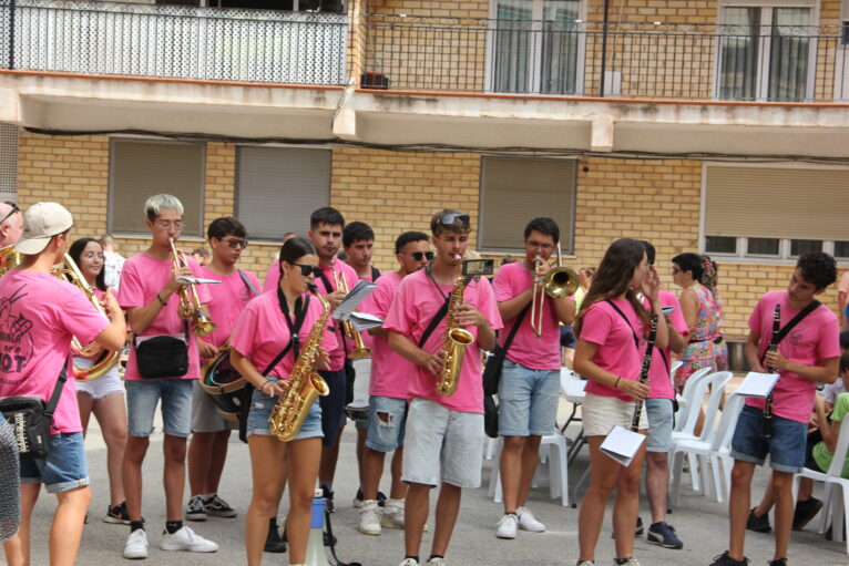 Xaranga me'n Fot de Ondara amenizando el concurso paellas Fiestas Loreto Xàbia 2024