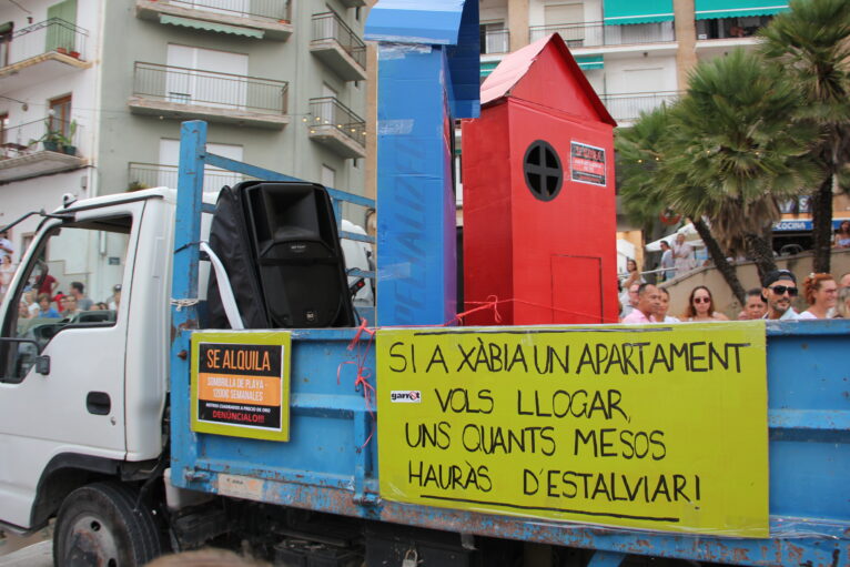 Crítica en el desfile  de carrozas Loreto 2024