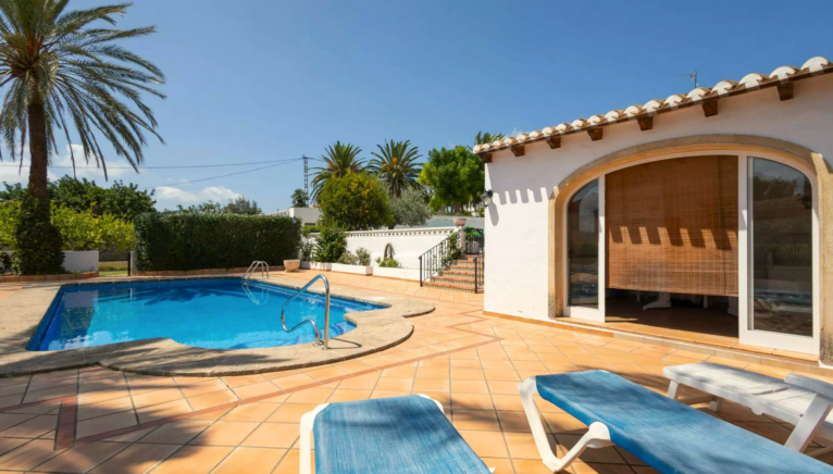 Disfruta del sol mediterráneo en estas hamacas con vistas a la piscina