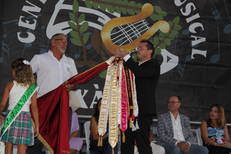 Imposición de banderines en el Encuentro comarcal de Bandas de Música en el 60 aniversario de la banda de Xàbia (72)