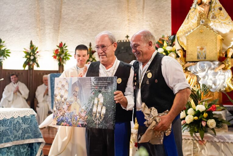 Entrega regalo comisión fiestas loreto