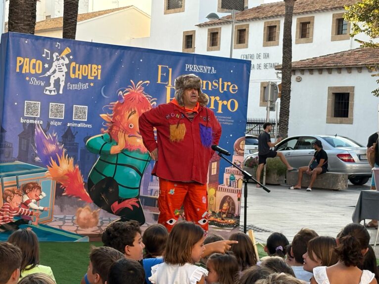 Paco Cholbi presentado el cuentacuentos 'El Monstre Petorro' en el Festival Sorollius Xàbia 2024