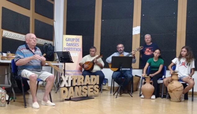 Imagen: Gaspar Buigues en el curso de instrumentos de percusión tradicionales