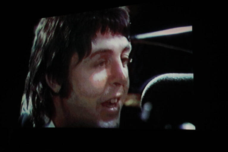 Geoff Britton, bateria de Wings, presenta la película ‘Paul McCartney & Wings. One hand Clapping’ en el Cine Jayan (13)