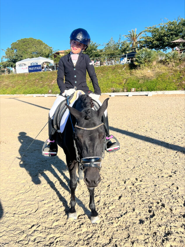 Imagen: La joven Olivia con su caballo