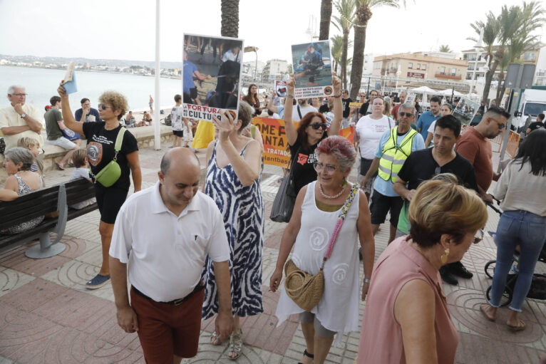 Manifestación antitaurina en Xàbia (30)