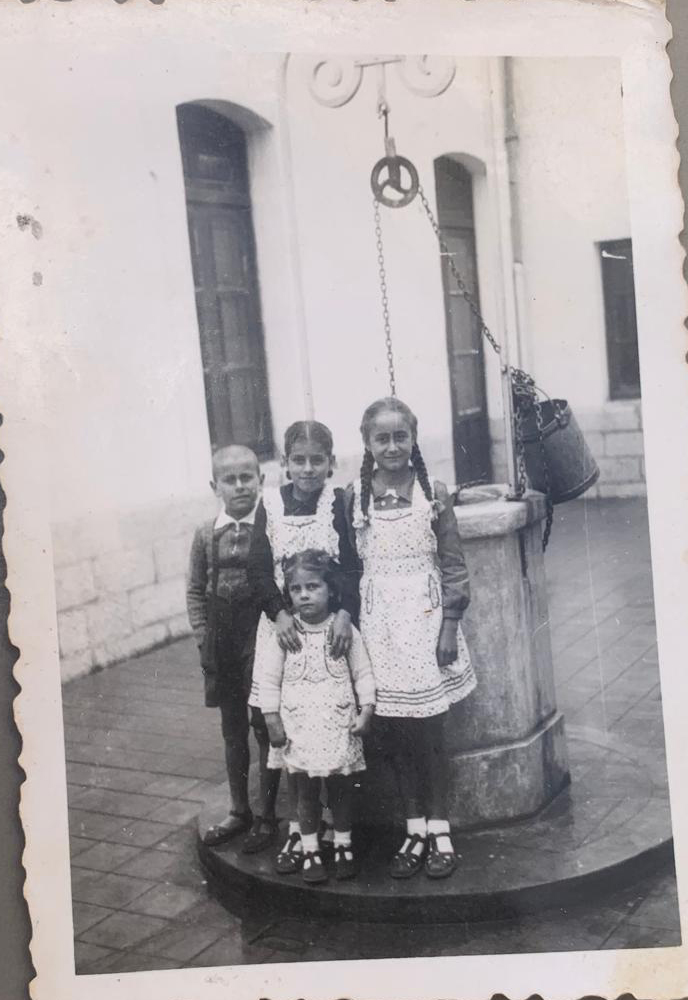 Niños en el pozo del faro del Cabo de la Nao