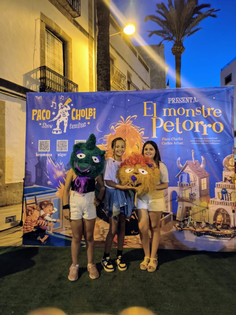 Photocall de El Monstre Petorro. Unas niuñas posan con las máscaras