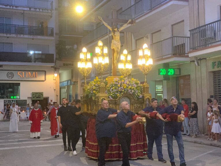 Componentes de la Penya La Barca del Pailebot portan al Cristo en la Procesión de Xàbia