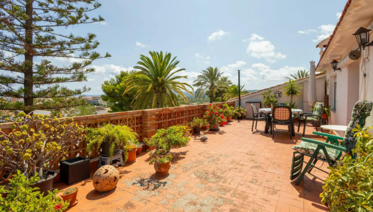 Relájate en esta espaciosa terraza en Jávea