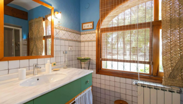 Un elegante baño con vistas al jardín