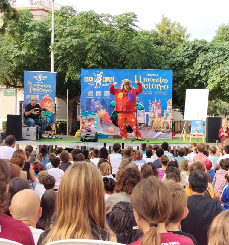 Actuación de 'El Monstre Petorro' en Beniarbeig