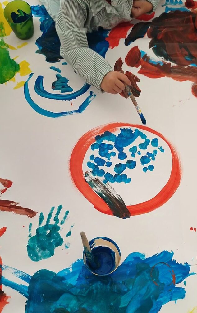 Imagen: Alumnos de infantil del Graüll de Xàbia en la clase de arte