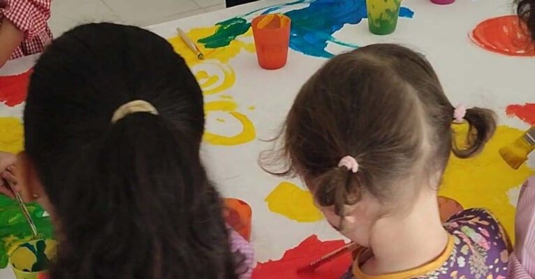 Alumnos de infantil del Graüll de Xàbia en la clase de arte -