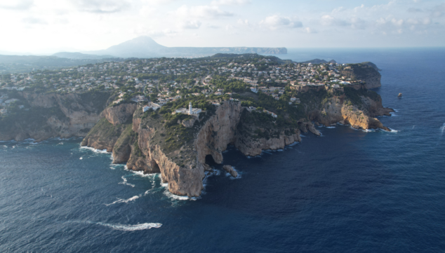 Imagen: Cabo de la Nao, con el Montgó de y el Cap de Sant Antoni de fondo