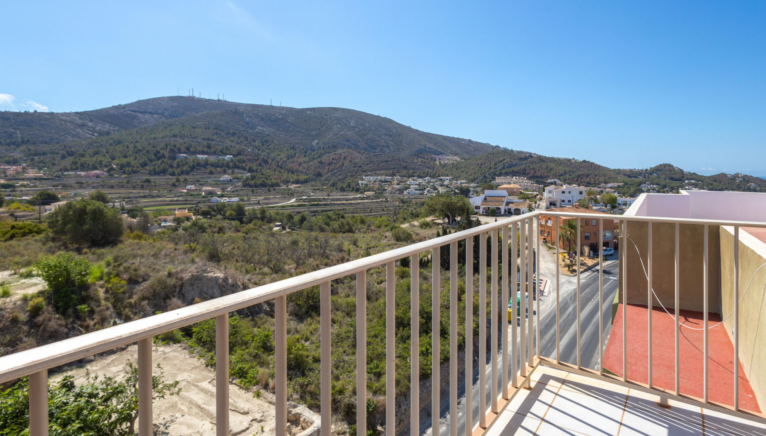 Espacio exterior donde relajarse y contemplar las impresionantes vistas al mar y las montañas