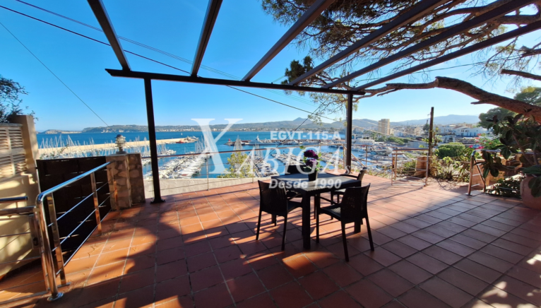 Este exclusivo chalet en Jávea ofrece una combinación perfecta de lujo, comodidad y ubicación privilegiada con vistas al mar