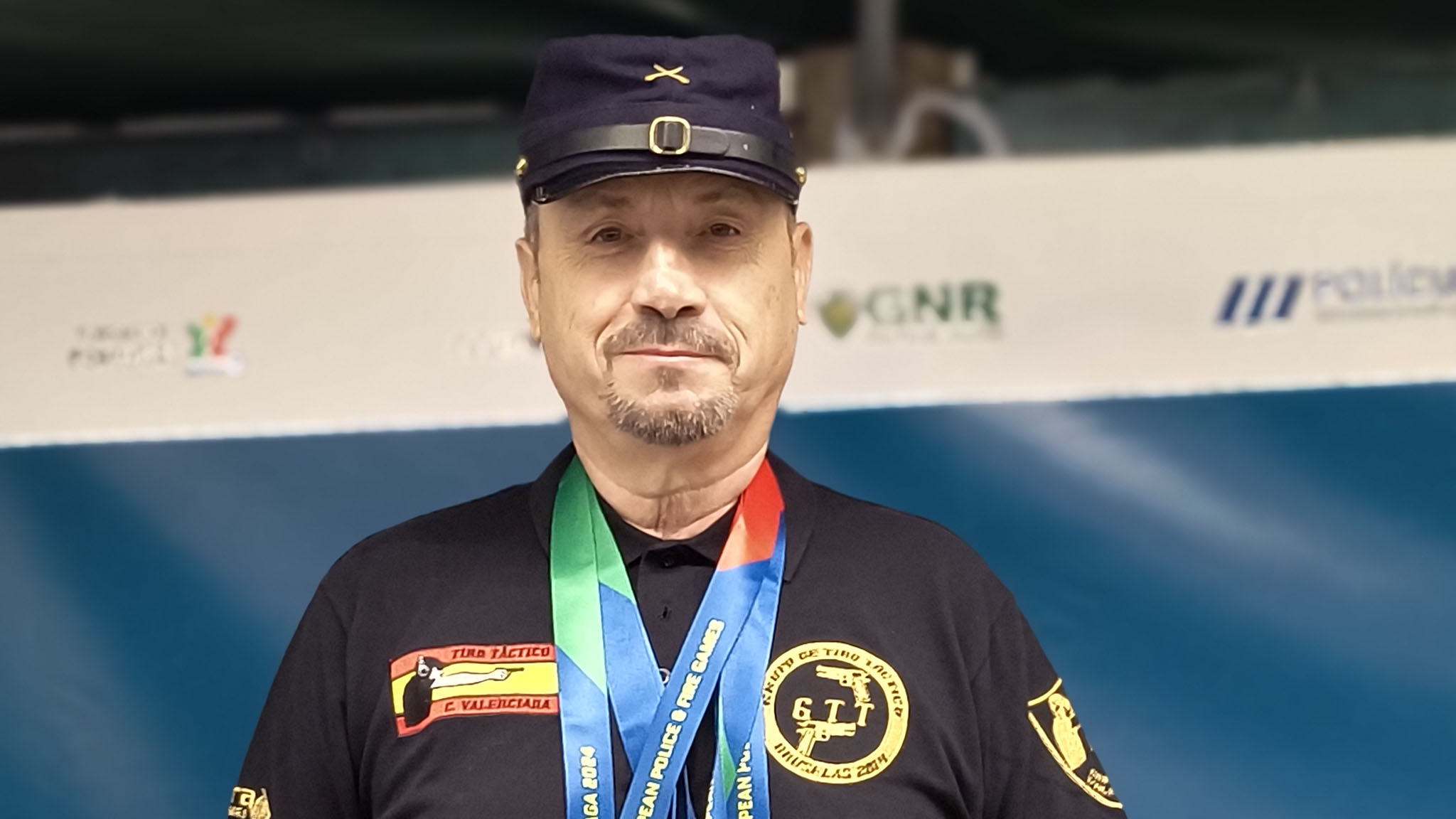 Fernando Escolano con las medallas de los X Juegos Europeos para Policías y Bomberos