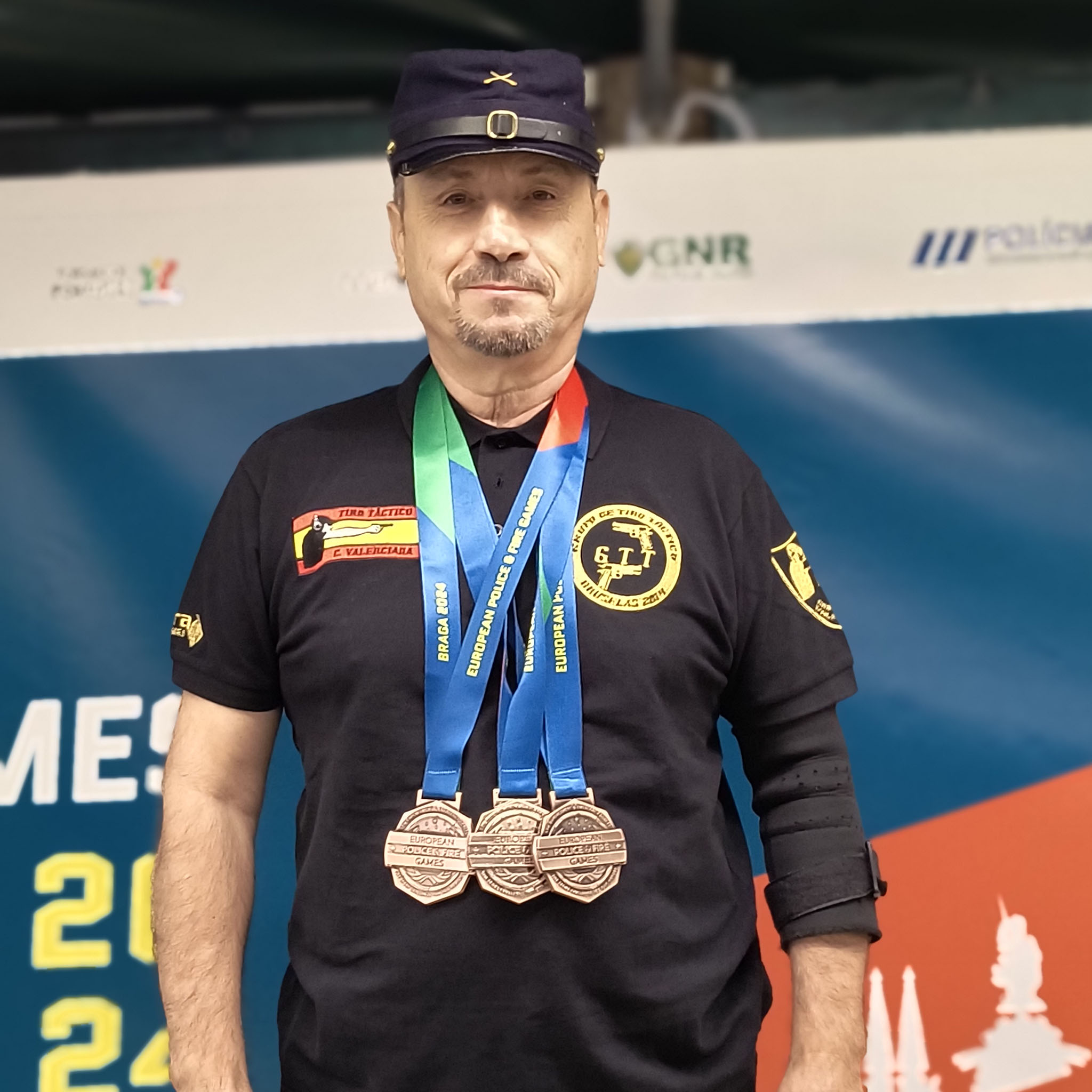 Fernando Escolano con sus medallas de los X Juegos Europeos para Policías y Bomberos