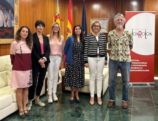 Imagen: La Ministra Plenipotenciaria de la Embajada de Colombia en España con autoridades y directores del festival Ojos Rojos