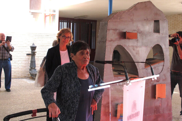 Imagen: Pepa Llidó en la inauguración de la escultura en homenaje a su hermano Antonio Llidó