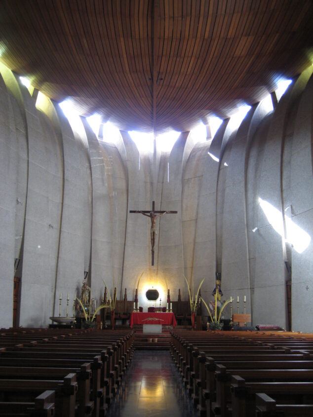 Imagen: Altar de la Parroquia del Mar de Xàbia y el techado en forma de quilla de barco de madera