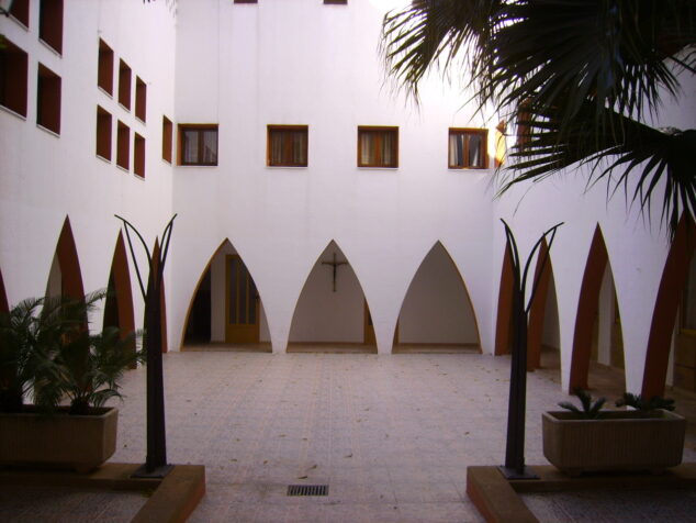 Imagen: Patio exterior y claustro de la Parroquia