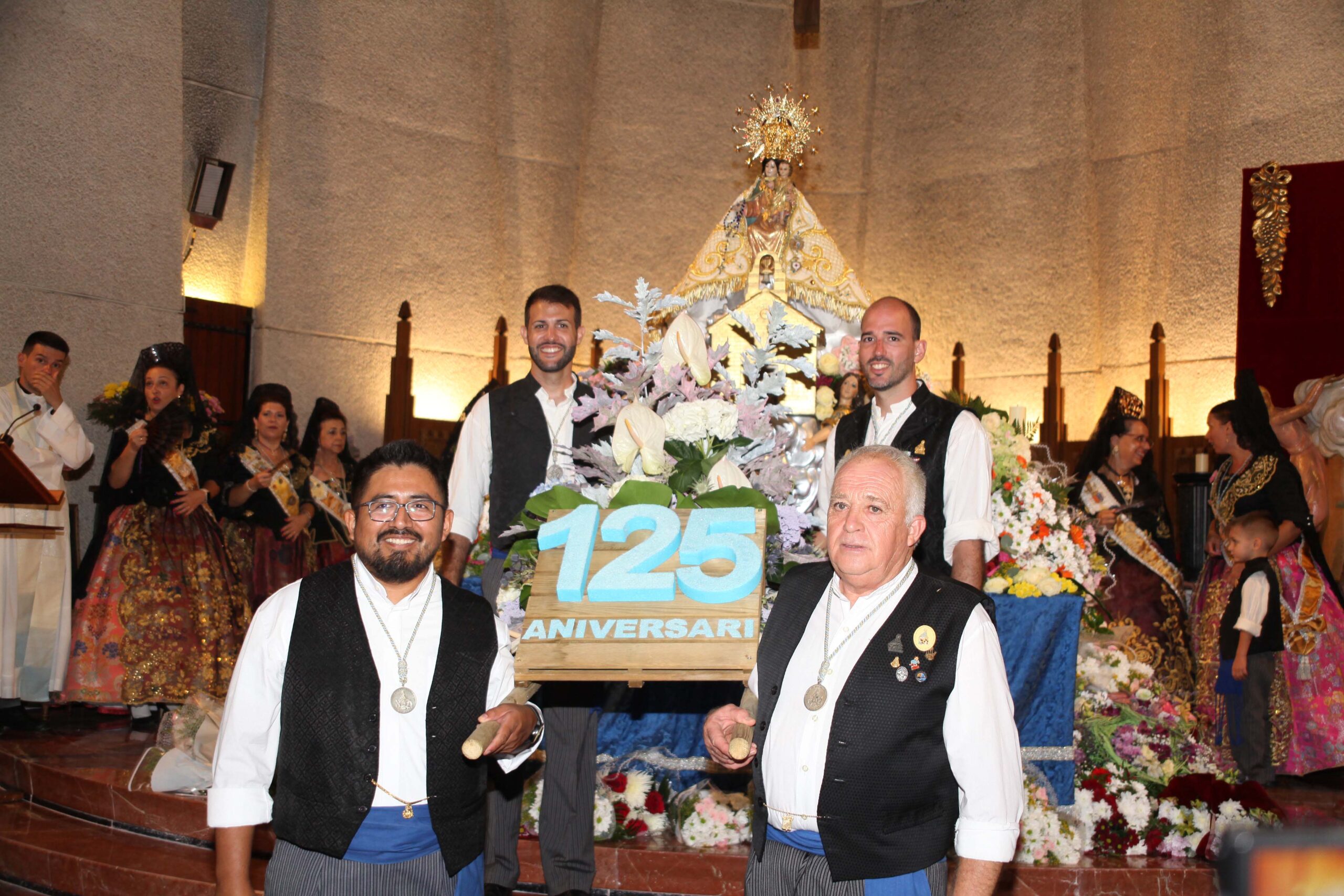 Álvaro junto a compañeros de la Comissió en la ofrenda de flores del 125 aniversario