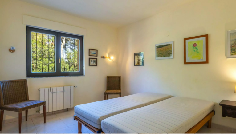 Amplios dormitorios en esta villa de Jávea