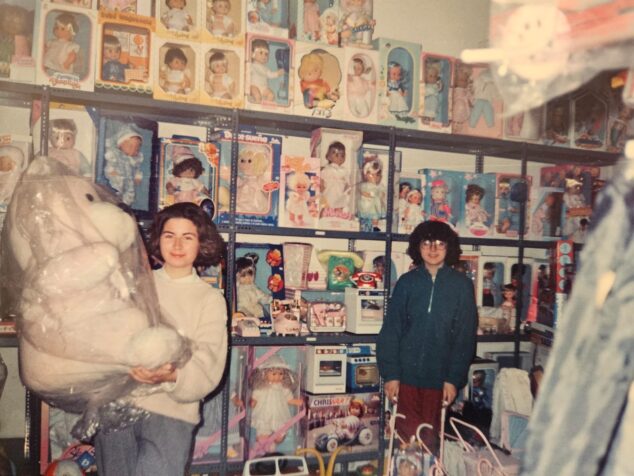 Imagen: Ana y Kika en la zona de juguetes de la antigua tienda de Souvenirs Bolufer. Años 80 | Foto Archivo de Cristóbal Bolufer Buigues