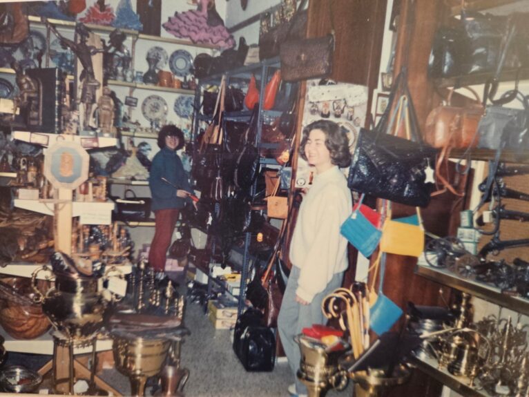 Ana y Kika en otra zona de la antigua tienda de Souvenirs Bolufer. Años 80. (Archivo de Cristóbal Bolufer Buigues).