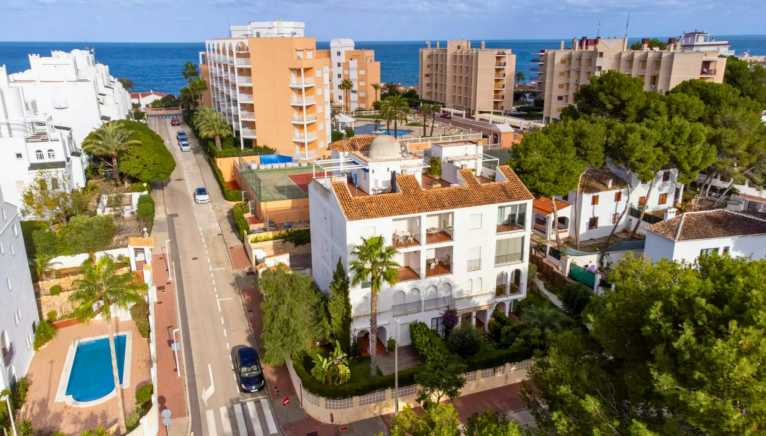 Apartamento en Jávea con comodidad y vistas espectaculares, ideal para vivir o invertir