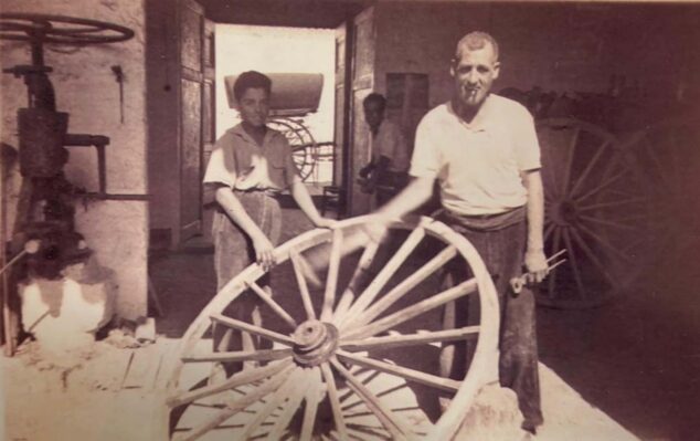 Imagen: Bartolomé Cardona 'Clarí' construyendo un carro | Foto Fustería Clarí