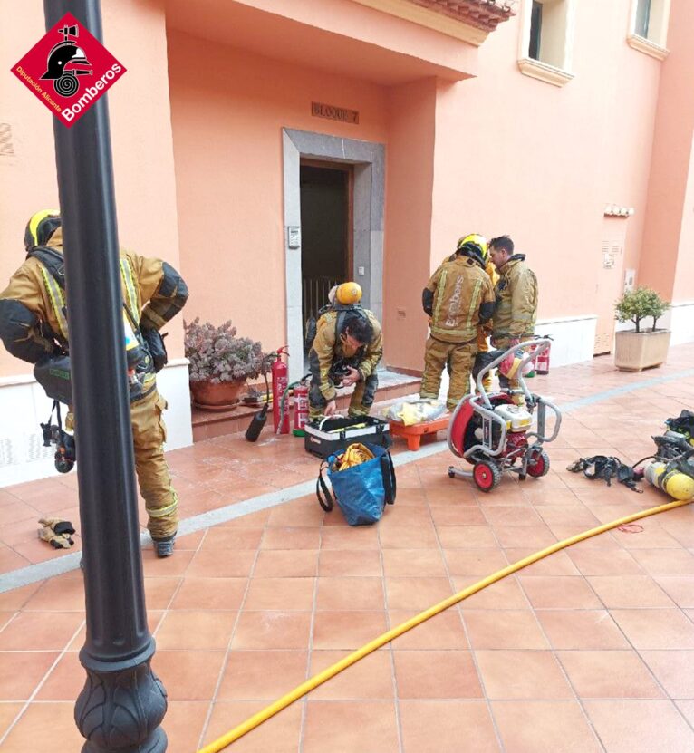 Bomberos actuando en el incendio de una vivienda de Xàbia