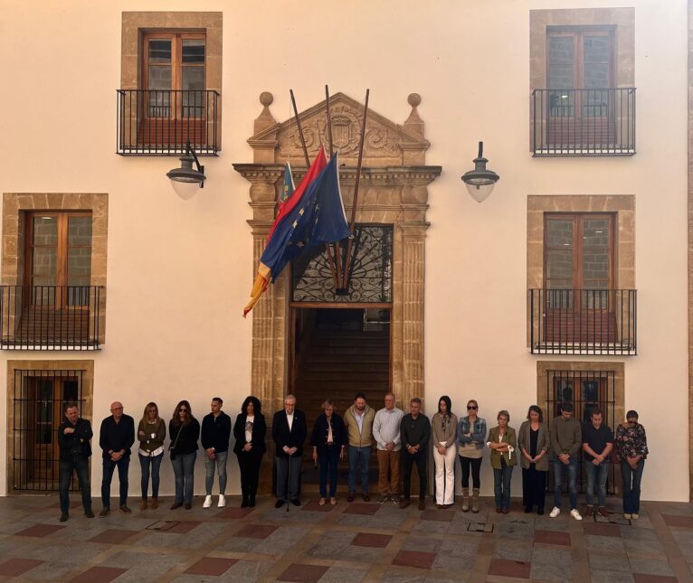 Corporación municipal en los 5 minutos de silencio