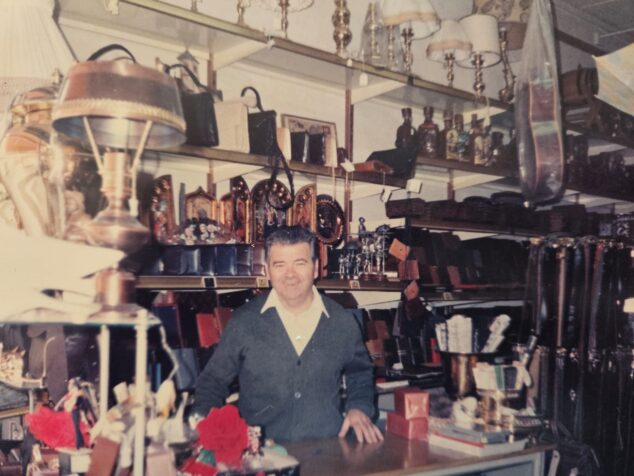 Imagen: Cristóbal en el mostrador de su primera tienda. Años 80 | Foto Archivo de Cristóbal Bolufer Buigues