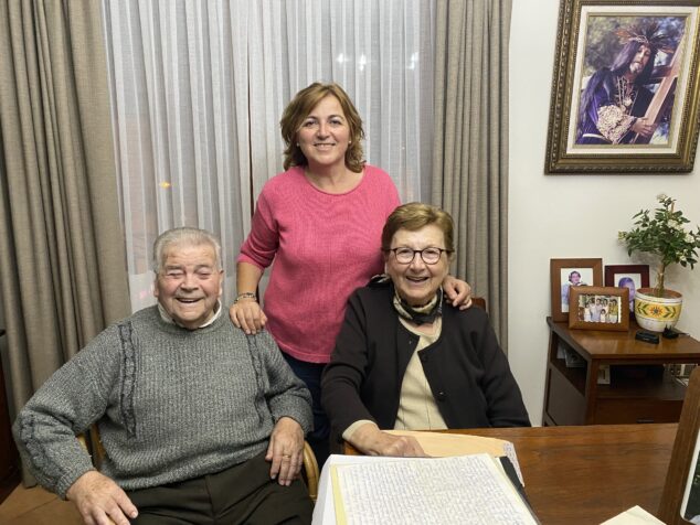 Imagen: Cristóbal junto a su esposa Paquita y su hija Kika en 2024 | Foto archivo Particular