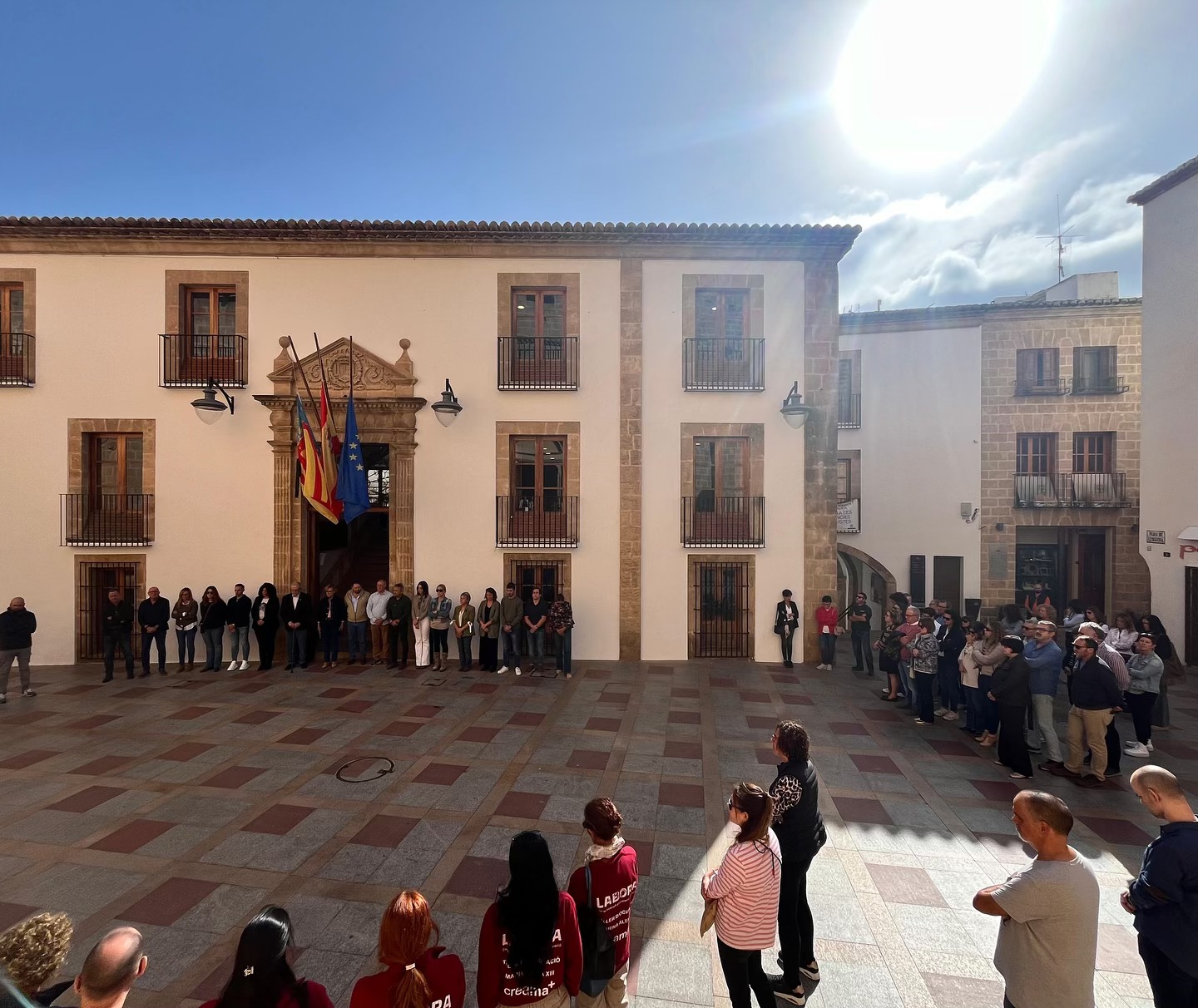 Decenas de vecinos acuden a los cinco minutos de silendio por las victimas de la DANA