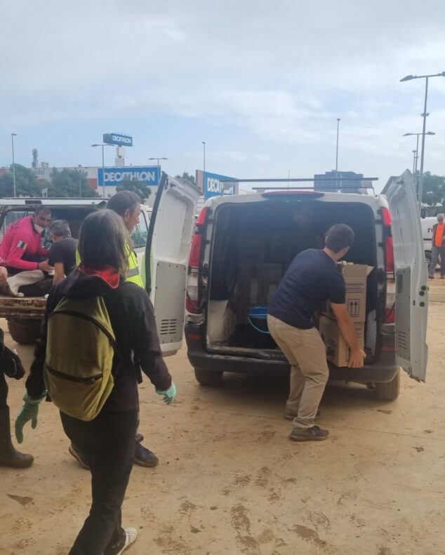 Imagen: Descargando las aportaciones de Xàbia a Valencia