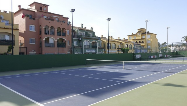 Disfruta del tenis en la pista de calidad del Club de Tenis Jávea