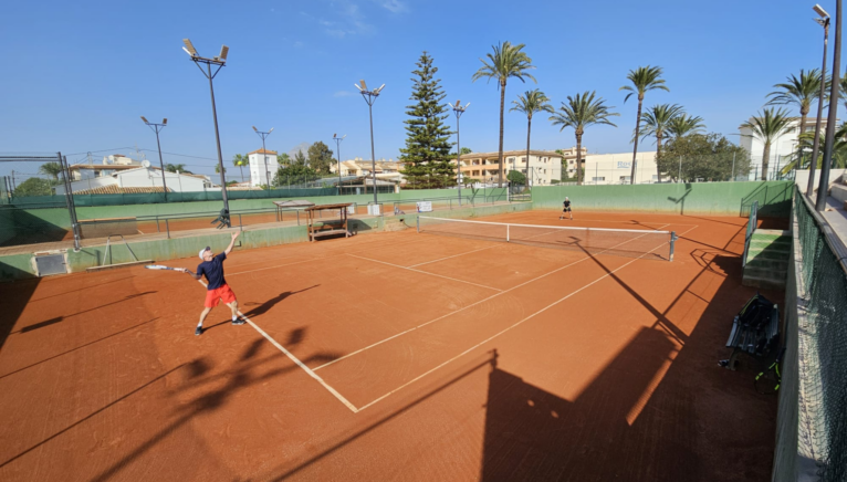 El Club de Tenis Jávea dispone de diversas pistas de tenis donde disfrutar en compañía