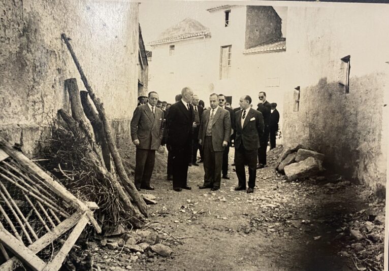 El Ministro Pedro Gual Villalbí y el alcalde Juan Tena visitando junto a otras autoridades provinciales, una de las calles más castigadas por la lluvia. 1957 | Foto Arxiu Municipal de Xàbia